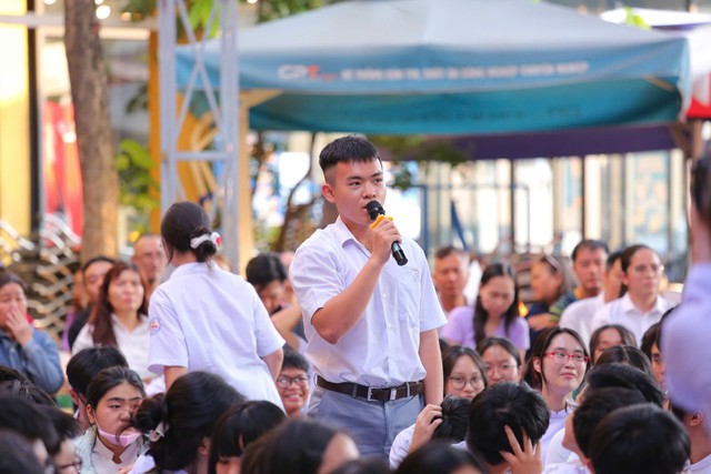 Trường THPT Ten Lơ Man ‘tăng tốc’ những với ngày hội tư vấn - Ảnh 2.