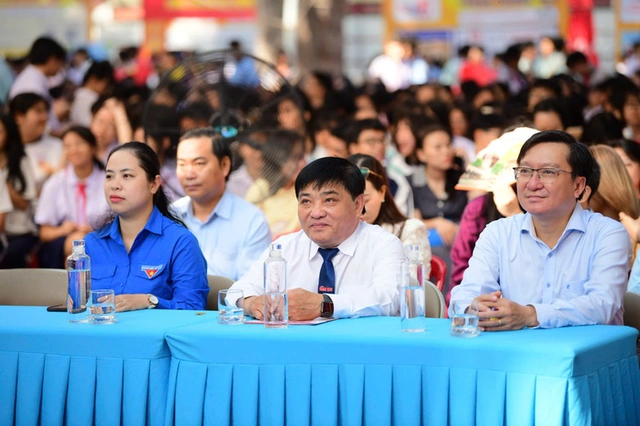 Sáng nay, Ngày hội Tự tin lớp 10 diễn ra tại Trường THPT Marie Curie và THPT Hoàng Hoa Thám - Ảnh 3.