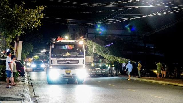 Abandoned MiG-21 fighter jet relocated after over 40 years idle in southern Vietnam- Ảnh 1. Abandoned MiG-21 fighter jet relocated after over 40 years idle in southern Vietnam- Ảnh 1.