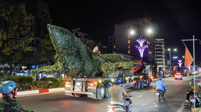 Abandoned MiG-21 fighter jet relocated after over 40 years idle in southern Vietnam- Ảnh 2. Abandoned MiG-21 fighter jet relocated after over 40 years idle in southern Vietnam- Ảnh 2.