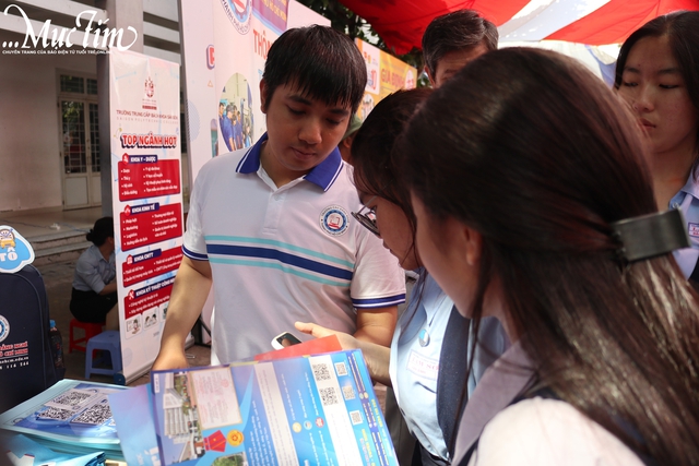 Hào hứng nhận quà với các gian tư vấn tại Ngày hội Tự tin vào lớp 10 - Ảnh 6.