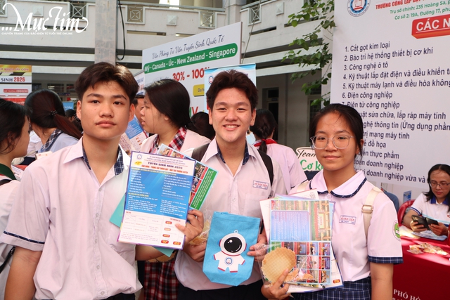 Hào hứng nhận quà với các gian tư vấn tại Ngày hội Tự tin vào lớp 10 - Ảnh 5.