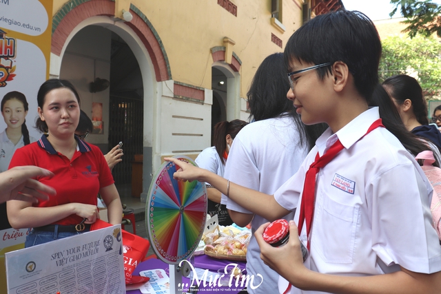 Học trò hào hứng trải nghiệm nghề pha chế, làm bánh - Ảnh 3.