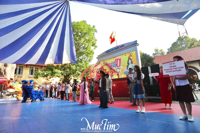 Teen Trung học Thực hành Đại học Sư phạm mở 'mini show', diễu hành trang phục các quốc gia- Ảnh 1.