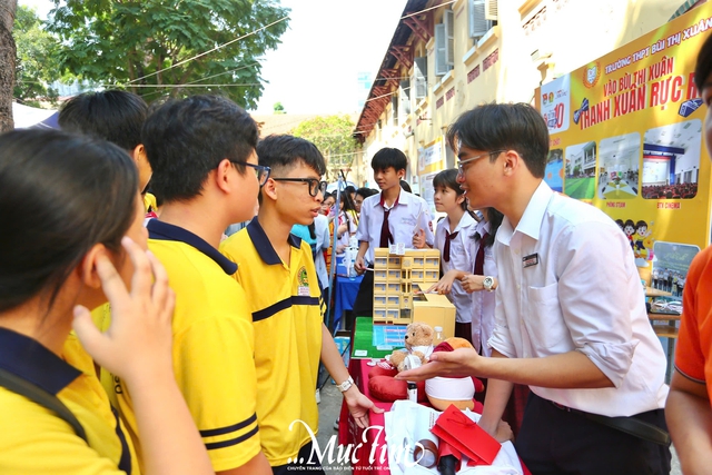 Teen Trung học Thực hành Đại học Sư phạm mở 'mini show', diễu hành trang phục các quốc gia- Ảnh 4.