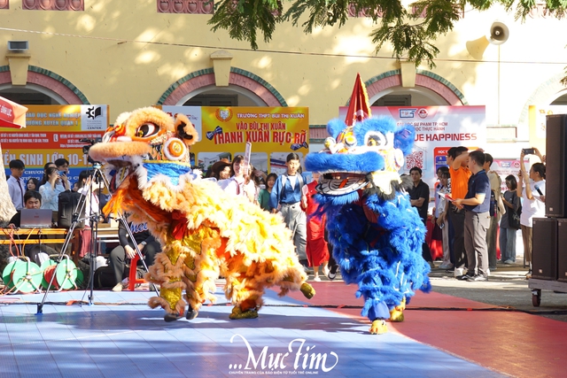Teen Trung học Thực hành Đại học Sư phạm mở 'mini show', diễu hành trang phục các quốc gia- Ảnh 2.