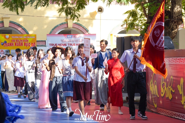 Teen Trung học Thực hành Đại học Sư phạm mở 'mini show', diễu hành trang phục các quốc gia- Ảnh 3.