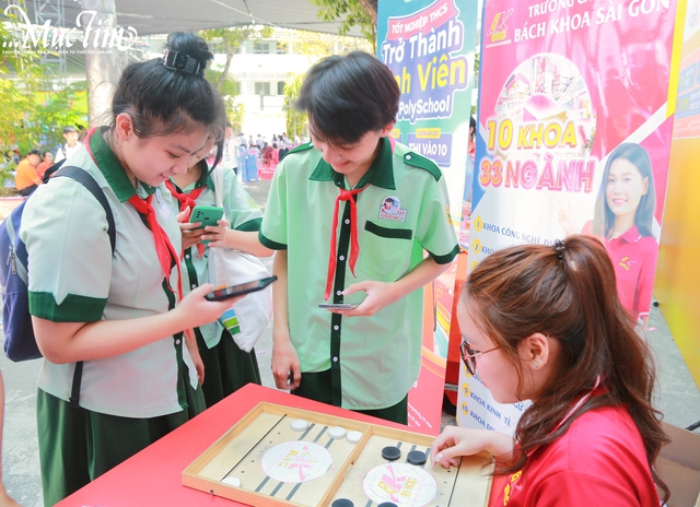 Hào hứng nhận quà với các gian tư vấn tại Ngày hội Tự tin vào lớp 10 - Ảnh 2.