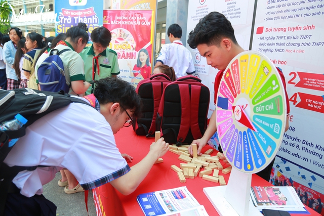 Hào hứng nhận quà với các gian tư vấn tại Ngày hội Tự tin vào lớp 10 - Ảnh 1.