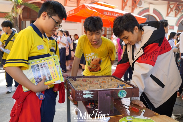 Teen Trung học Thực hành Đại học Sư phạm mở 'mini show', diễu hành trang phục các quốc gia- Ảnh 6.