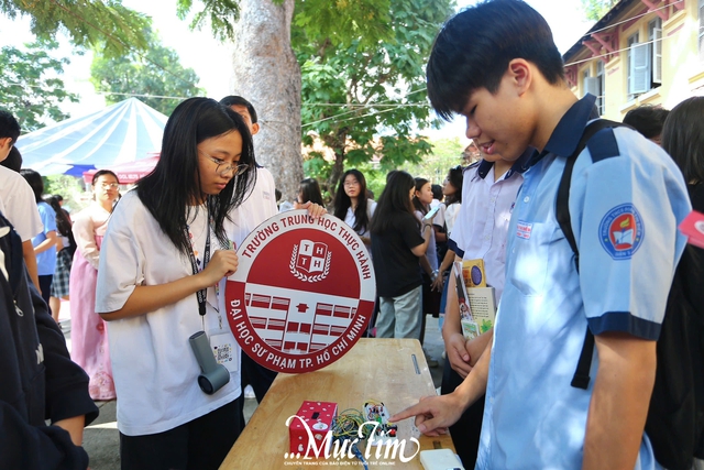 Teen Trung học Thực hành Đại học Sư phạm mở 'mini show', diễu hành trang phục các quốc gia- Ảnh 5.