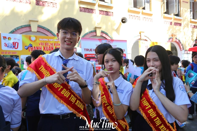 Teen lớp 9 ‘chốt’ nguyện vọng sau khi ghé gian tư vấn Trường THPT Bùi Thị Xuân, Trưng Vương - Ảnh 8.