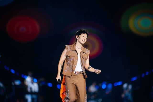 4 cặp cầu hôn trong ca khúc đám cưới của Hoàng Dũng tại concert Xoay tròn - Ảnh 5.