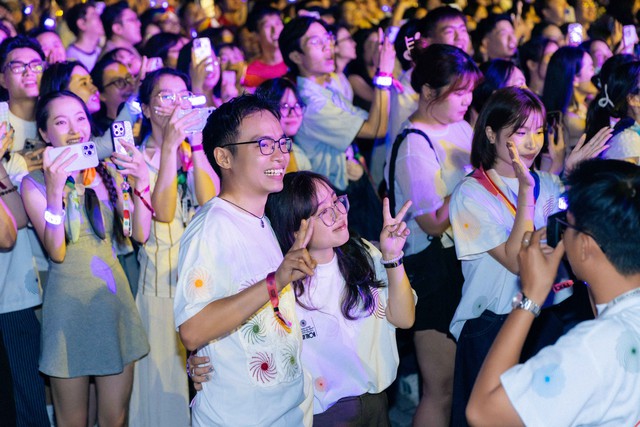 4 cặp cầu hôn trong ca khúc đám cưới của Hoàng Dũng tại concert Xoay tròn - Ảnh 2.