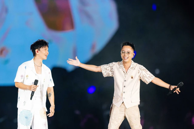 4 cặp cầu hôn trong ca khúc đám cưới của Hoàng Dũng tại concert Xoay tròn - Ảnh 6.