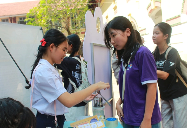 Loạt hoạt động hấp dẫn tại gian tư vấn Trường THPT Nguyễn Du, THPT Marie Curie- Ảnh 6.