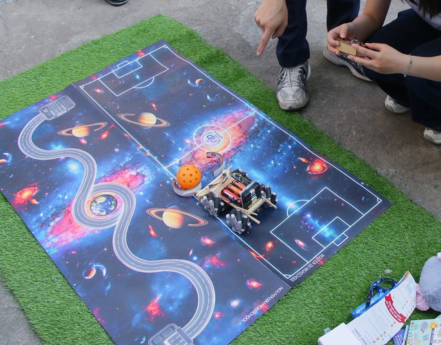 Loạt hoạt động hấp dẫn tại gian tư vấn Trường THPT Nguyễn Du, THPT Marie Curie- Ảnh 4.