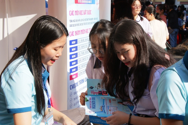 Loạt hoạt động hấp dẫn tại gian tư vấn Trường THPT Nguyễn Du, THPT Marie Curie- Ảnh 2.