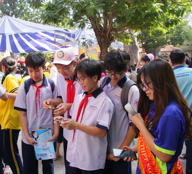 Loạt hoạt động hấp dẫn tại gian tư vấn Trường THPT Nguyễn Du, THPT Marie Curie- Ảnh 3.