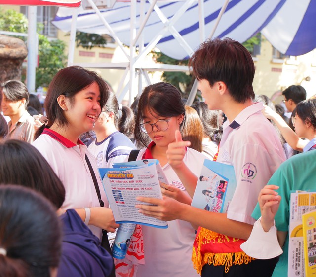 Loạt hoạt động hấp dẫn tại gian tư vấn Trường THPT Nguyễn Du, THPT Marie Curie- Ảnh 1.