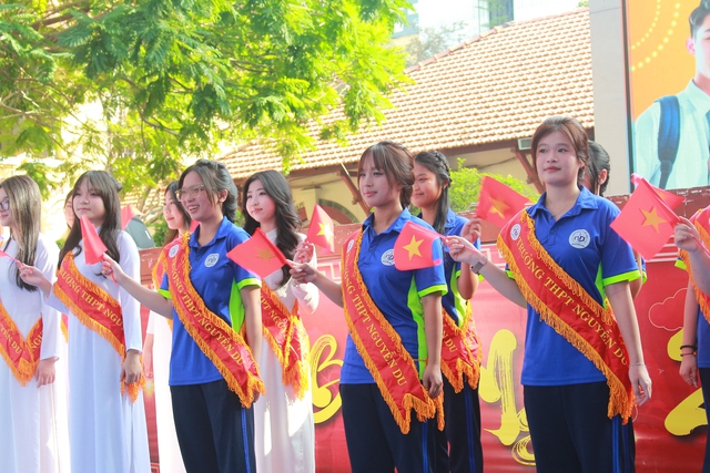 Loạt hoạt động hấp dẫn tại gian tư vấn Trường THPT Nguyễn Du, THPT Marie Curie- Ảnh 5.