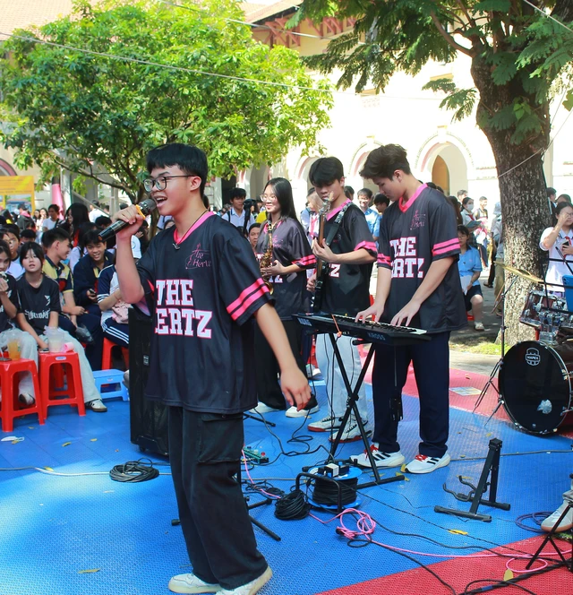 Loạt hoạt động hấp dẫn tại gian tư vấn Trường THPT Nguyễn Du, THPT Marie Curie- Ảnh 7.