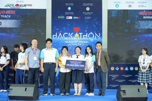 Đội thi trường Phổ thông Năng khiếu và THPT chuyên Quốc học Huế đăng quang Hackathon Logistics Nhân Đạo 2026- Ảnh 1.