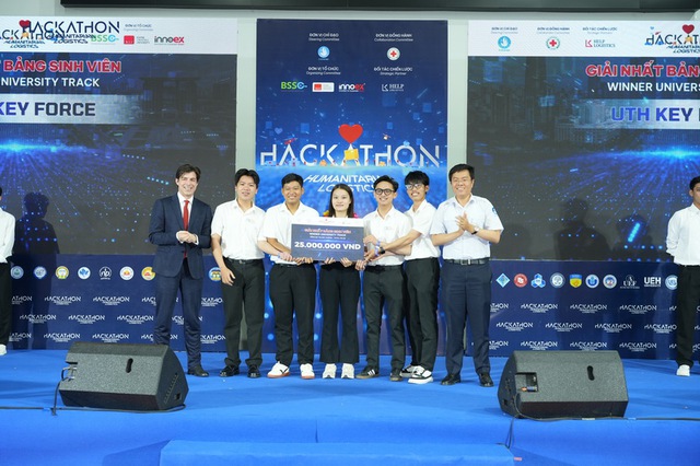 Đội thi trường Phổ thông Năng khiếu và THPT chuyên Quốc học Huế đăng quang Hackathon Logistics Nhân Đạo 2026- Ảnh 4.