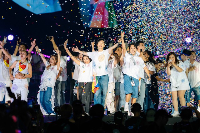 4 cặp cầu hôn trong ca khúc đám cưới của Hoàng Dũng tại concert Xoay tròn - Ảnh 8.