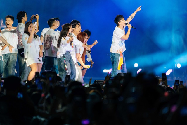 4 cặp cầu hôn trong ca khúc đám cưới của Hoàng Dũng tại concert Xoay tròn - Ảnh 7.