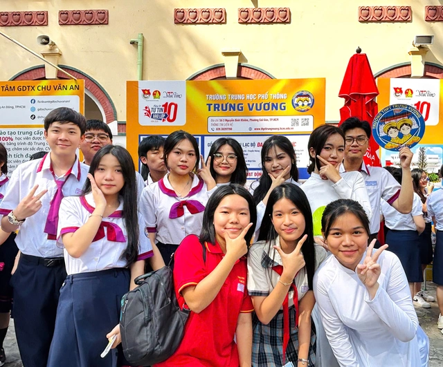 Teen lớp 9 ‘chốt’ nguyện vọng sau khi ghé gian tư vấn Trường THPT Bùi Thị Xuân, Trưng Vương - Ảnh 11.