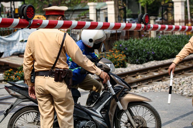Vietnam fines 193 drivers in one day in railway crossing crackdown - Ảnh 1. Vietnam fines 193 drivers in one day in railway crossing crackdown - Ảnh 1.