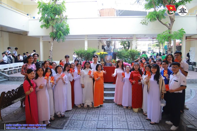 Sáng nay 4-3, kỳ thi chọn học sinh giỏi lớp 12 cấp thành phố diễn ra tại TP.HCM- Ảnh 2. Sáng nay 4-3, kỳ thi chọn học sinh giỏi lớp 12 cấp thành phố diễn ra tại TP.HCM- Ảnh 2.