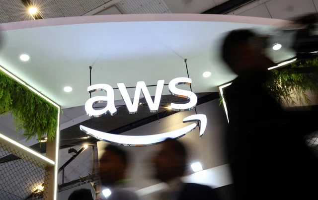 Amazon cloud unit's data centers in UAE, Bahrain damaged in drone strikes - Ảnh 1. Amazon cloud unit's data centers in UAE, Bahrain damaged in drone strikes - Ảnh 1.