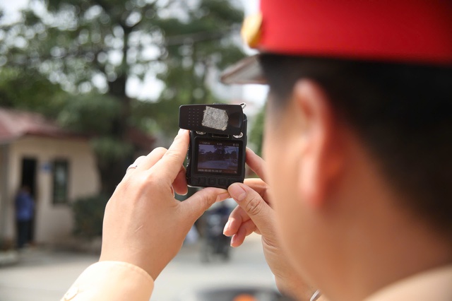 Vietnam fines 193 drivers in one day in railway crossing crackdown - Ảnh 2. Vietnam fines 193 drivers in one day in railway crossing crackdown - Ảnh 2.