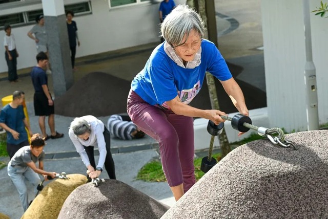 Let's get physical: Singapore's seniors turn to parkour- Ảnh 1.