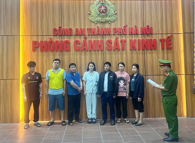 Quarantine officials among 8 charged over 300-tonne diseased pork scandal in Hanoi - Ảnh 1.