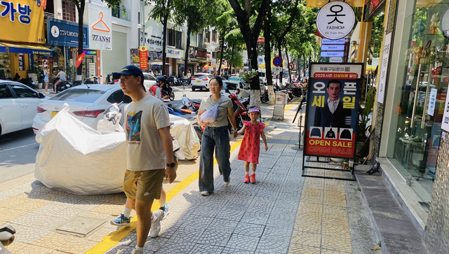 In Da Nang, clearing sidewalks demands consistency, not one-off campaign- Ảnh 2.