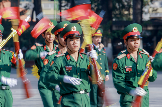 Soldiers, special forces deliver spectacle of precision, power in Ho Chi Minh City- Ảnh 1. Soldiers, special forces deliver spectacle of precision, power in Ho Chi Minh City- Ảnh 1.