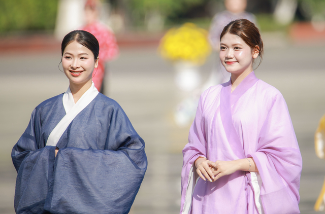 Soldiers, special forces deliver spectacle of precision, power in Ho Chi Minh City- Ảnh 2. Soldiers, special forces deliver spectacle of precision, power in Ho Chi Minh City- Ảnh 2.