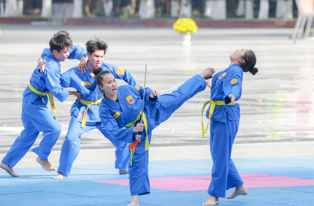 Soldiers, special forces deliver spectacle of precision, power in Ho Chi Minh City- Ảnh 5. Soldiers, special forces deliver spectacle of precision, power in Ho Chi Minh City- Ảnh 5.