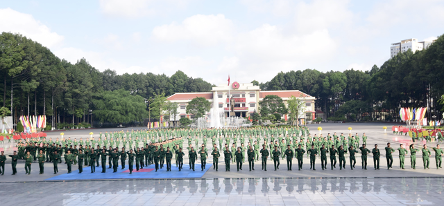 Soldiers, special forces deliver spectacle of precision, power in Ho Chi Minh City- Ảnh 6. Soldiers, special forces deliver spectacle of precision, power in Ho Chi Minh City- Ảnh 6.
