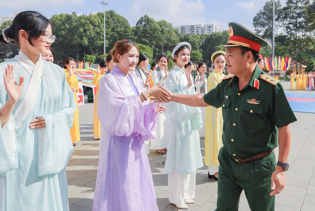 Soldiers, special forces deliver spectacle of precision, power in Ho Chi Minh City- Ảnh 8. Soldiers, special forces deliver spectacle of precision, power in Ho Chi Minh City- Ảnh 8.