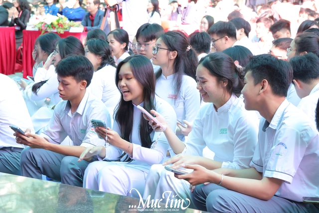 Học sinh Trường THPT Võ Văn Kiệt tái hiện hình ảnh sĩ tử lai kinh ứng thí- Ảnh 5. Học sinh Trường THPT Võ Văn Kiệt tái hiện hình ảnh sĩ tử lai kinh ứng thí- Ảnh 5.