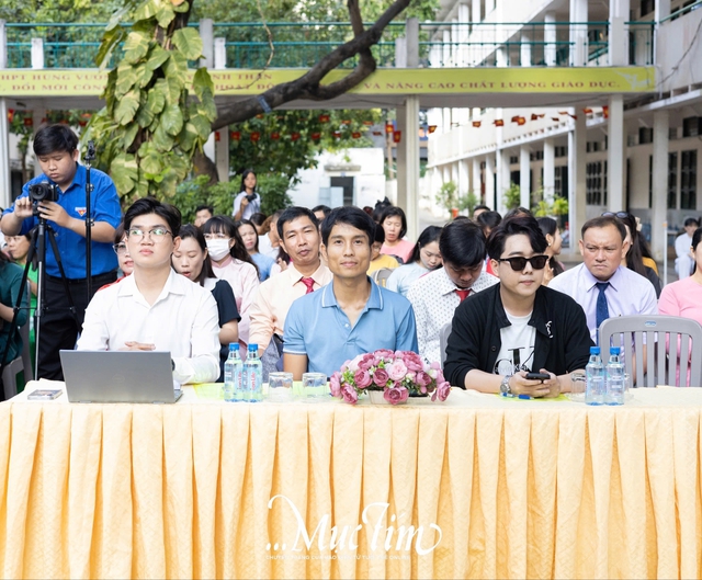 Mang bà ngoại lên sân khấu, teen Trường THPT Hùng Vương thắng lớn hội thi flashmob 2026 - Ảnh 2.