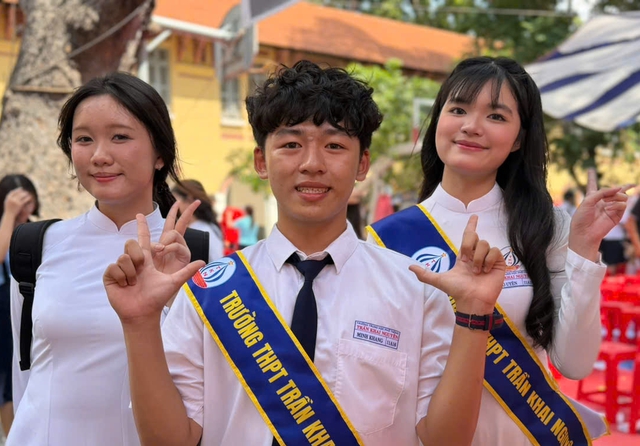 Trường THPT Trần Khai Nguyên gây ấn tượng với màn cheerleading tại Ngày hội Tự tin vào lớp 10 - Ảnh 4.