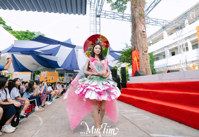 4 học sinh Trường THPT Phan Đăng Lưu chiếm spotlight tại Ngày hội Tự tin vào lớp 10 là ai?- Ảnh 4. 4 học sinh Trường THPT Phan Đăng Lưu chiếm spotlight tại Ngày hội Tự tin vào lớp 10 là ai?- Ảnh 4.