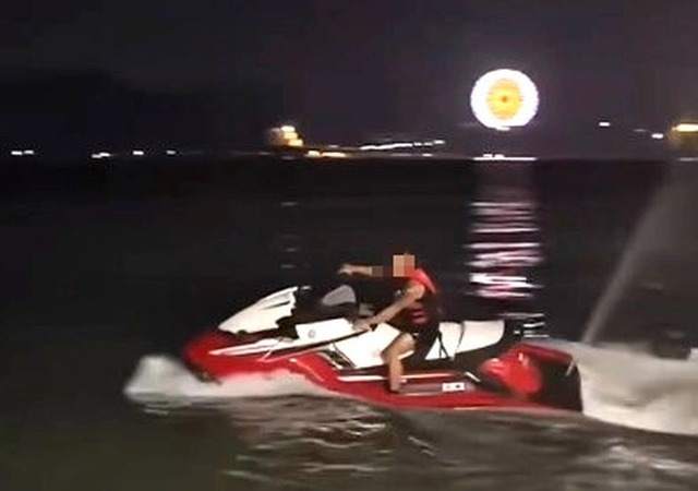 TikToker fined for jet skiing on Nha Trang public beach- Ảnh 1.