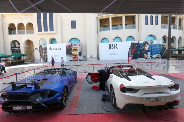 Luxury carmakers' gold-leafed Gulf profits under threat from Iran conflict- Ảnh 1.