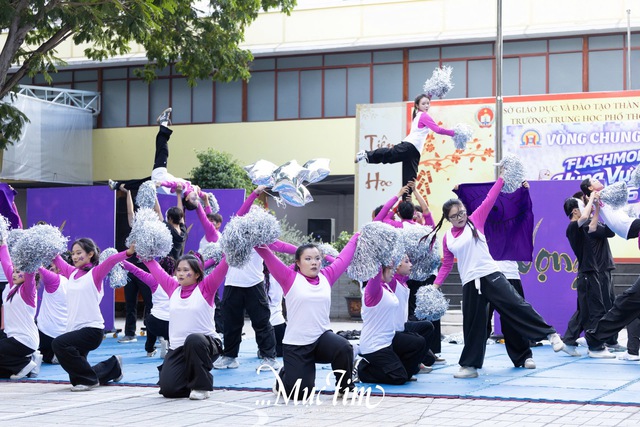Mang bà ngoại lên sân khấu, teen Trường THPT Hùng Vương thắng lớn hội thi flashmob 2026 - Ảnh 9.